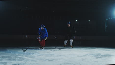 Zwei-Professionelle-Eishockeyspieler-Treten-Im-Kampf-Um-Den-Puck-Gegen-Luda-An.-Der-Stromempfang